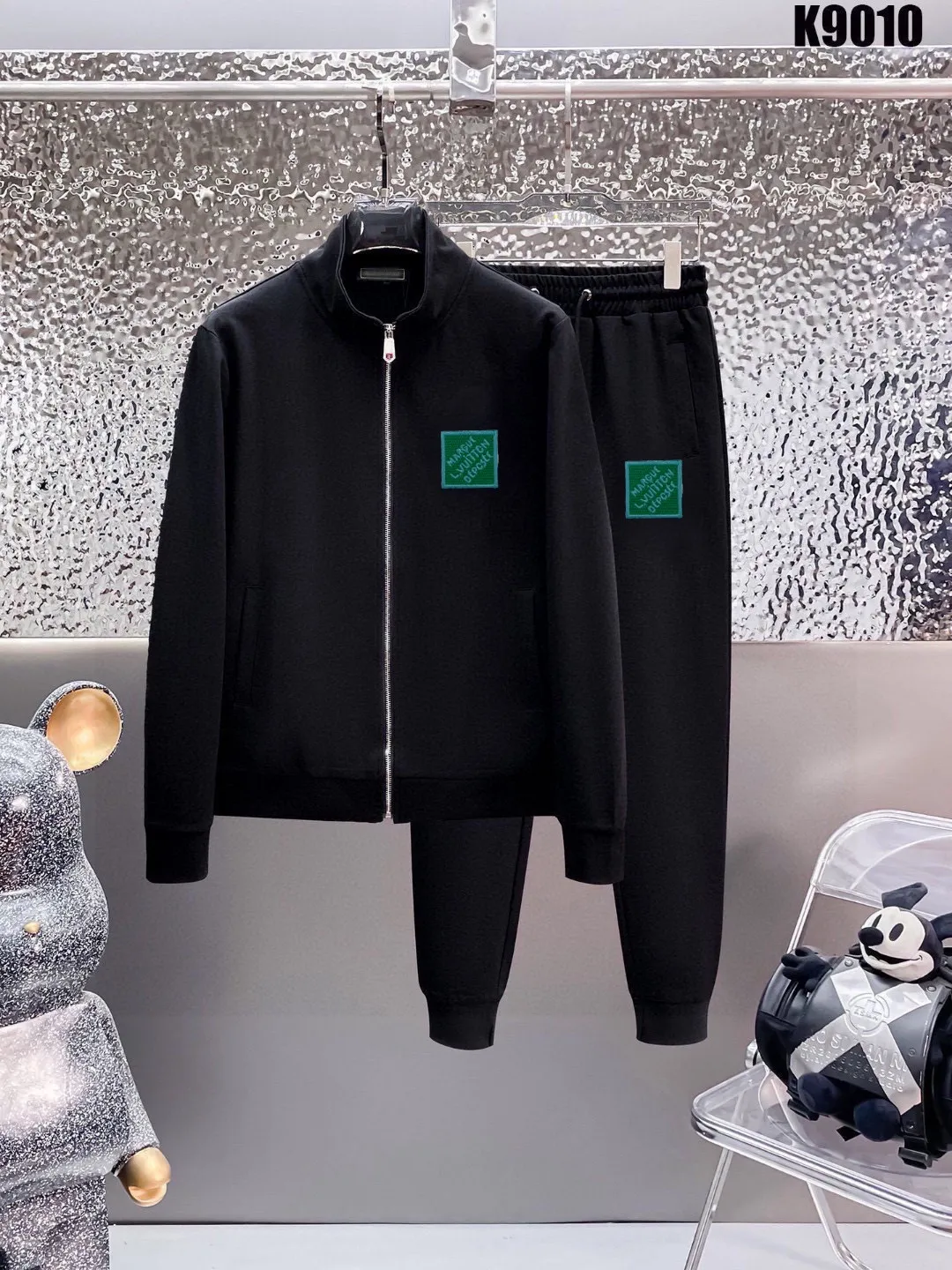 🅿️420 [LV Louis Vuitton] (Fat Man Gospel) hot-selling suit is coming. Focus on the original version of the official website. 2025 new hot-selling cardigan sweater suit. The original order is the best. 🇭🇰The meticulous work of top designers is dedicated to a fitting and perfect upper body effect. All-natural high-quality Roman cotton 100%, close-fitting comfort, noble and elegant! Original hardware embodies elegance and nobility! Counter size: M-5XL (maximum wear up to 220 pounds)
